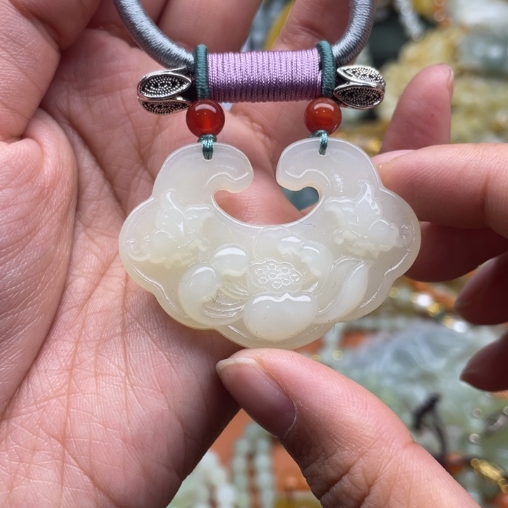 蛇纹石玉吊坠合金