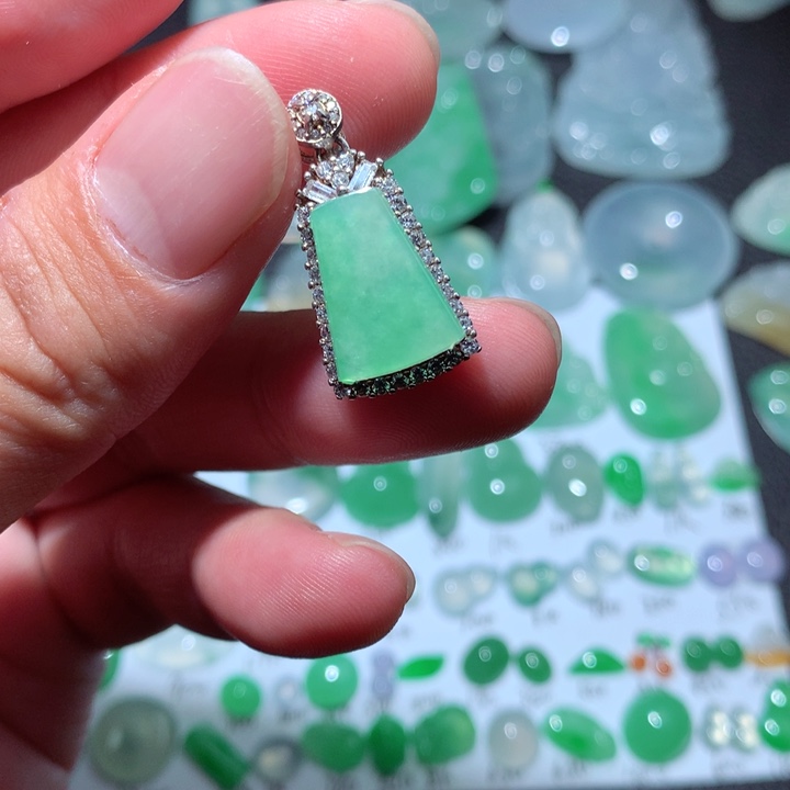 翡翠颈饰未镶嵌无事牌