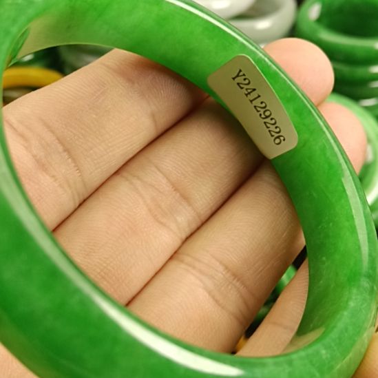 翡翠颈饰未镶嵌伟*