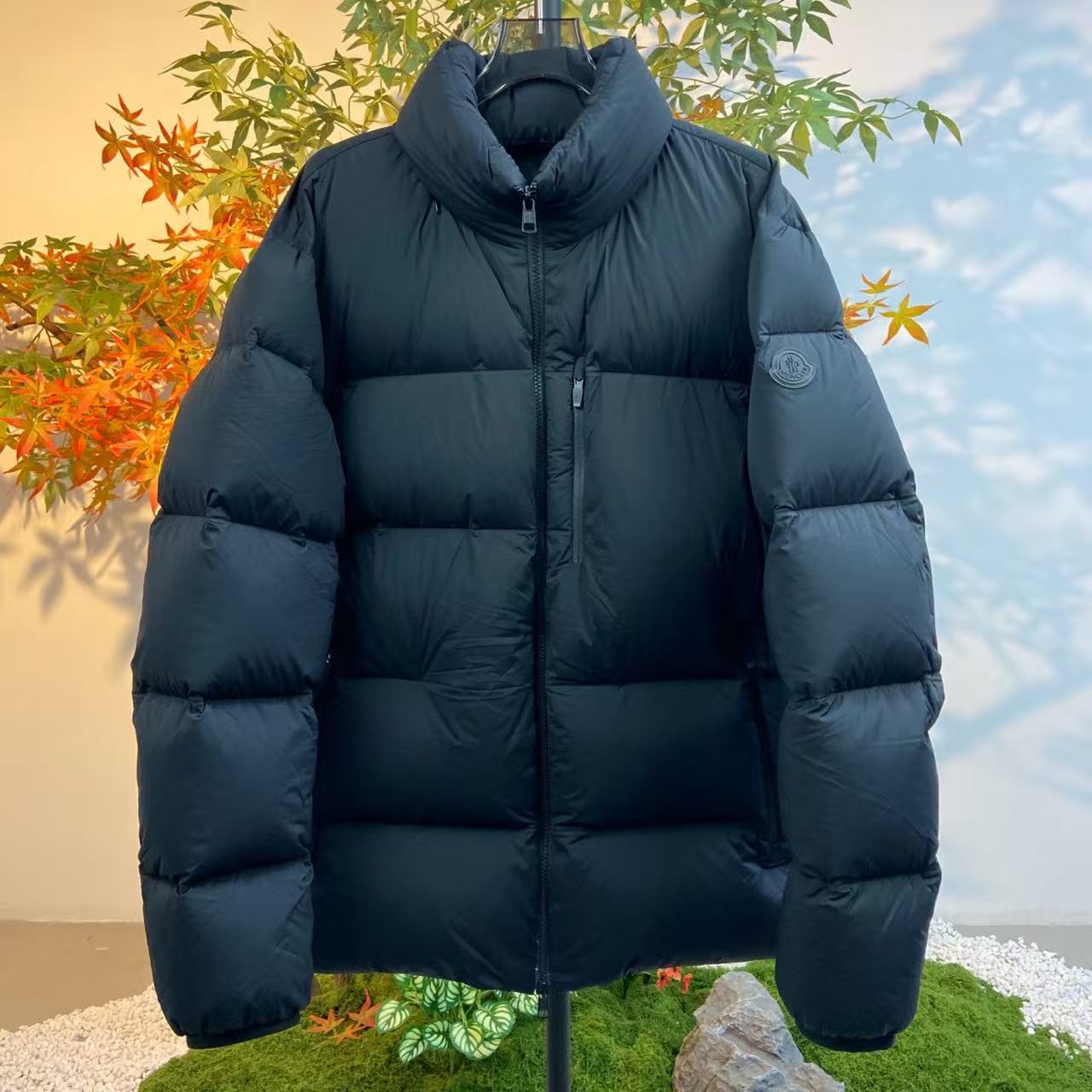 99新 MONCLER 250444/4码/纯色黑标立领拉链羽绒服