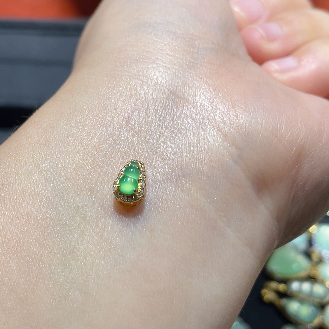 翡翠颈饰18K金镶嵌葫*?