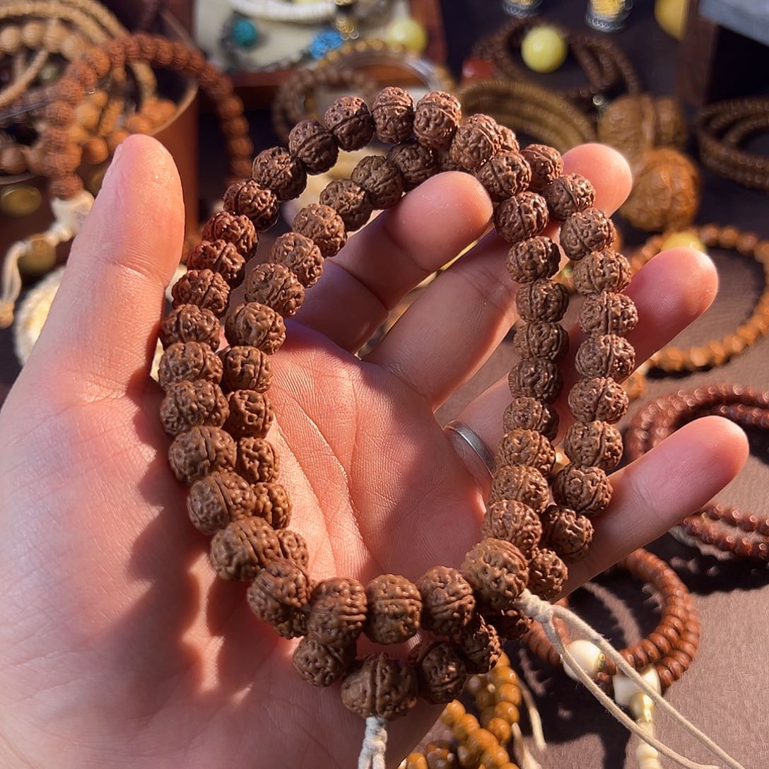 弥***勒白玉菩提吊坠原生态老树王手持