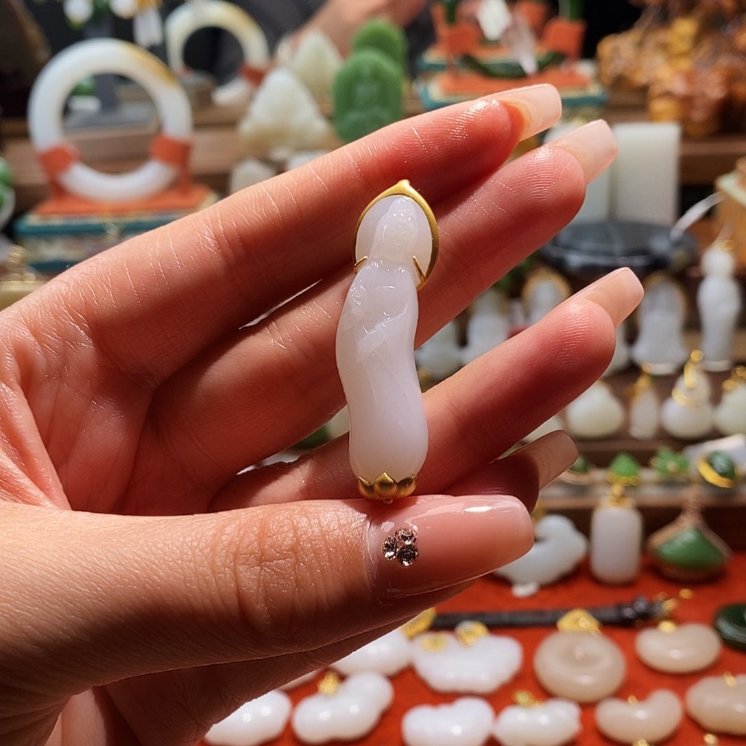 和田玉吊坠(不含链)18K金镶嵌