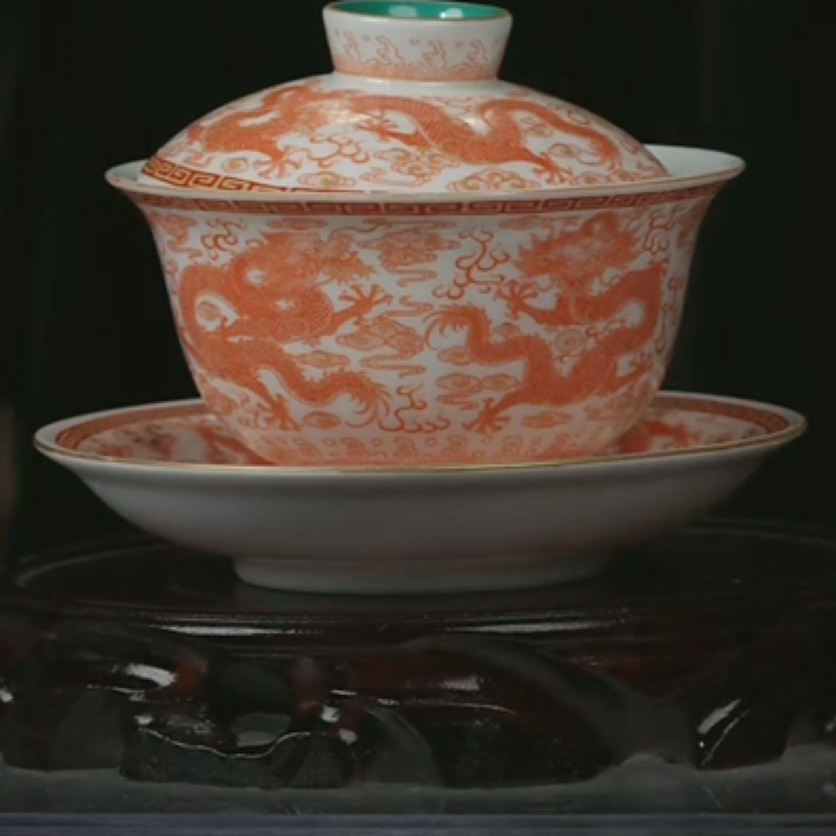 M矾红彩描金九龙纹三才盖碗
