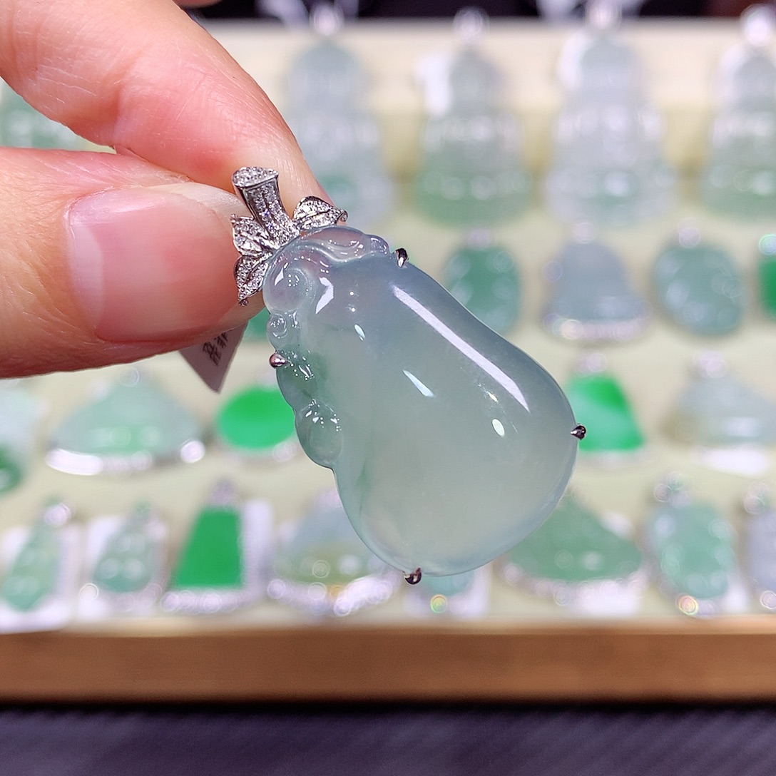 翡翠18K金镶嵌颈饰瓜