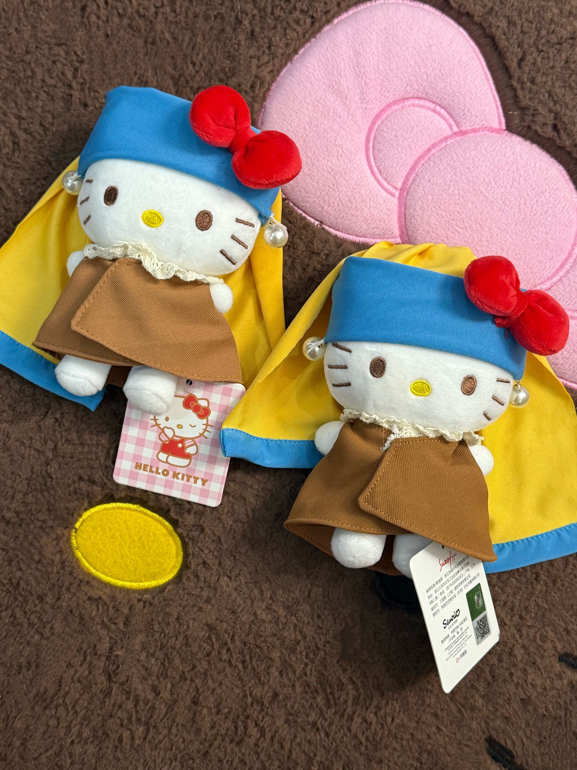 【正版】戴珍珠耳环的少女helloKitty包包挂件毛绒挂饰kitty挂件