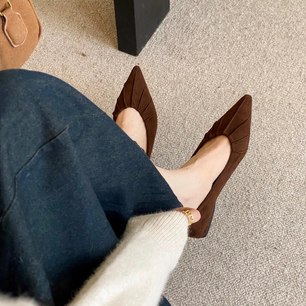 简约风复古褶皱尖头单鞋女2025秋冬新款绒面配裙子浅口豆豆奶奶鞋