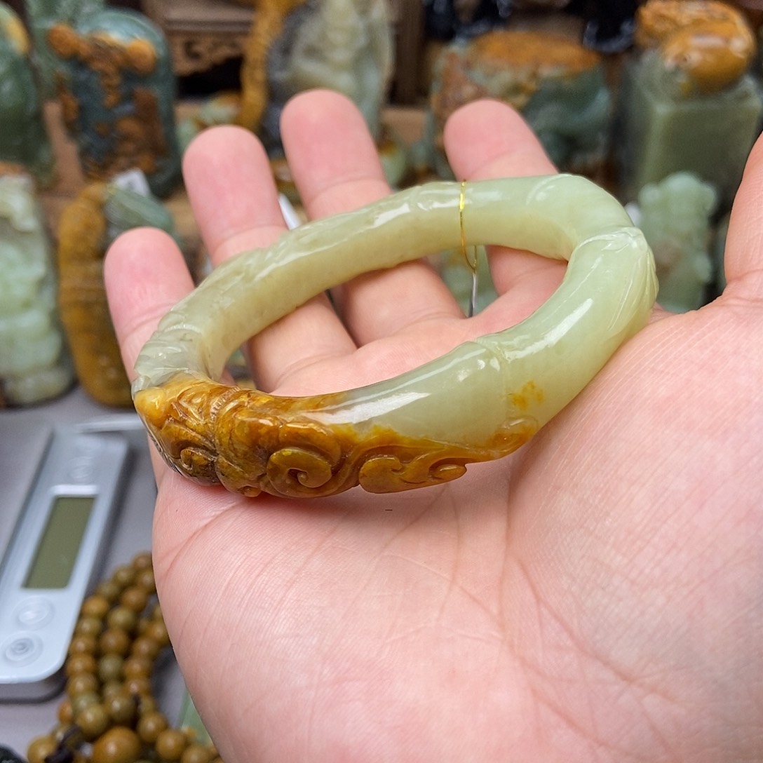 岫岩河磨玉（透闪石质玉）手镯未镶嵌