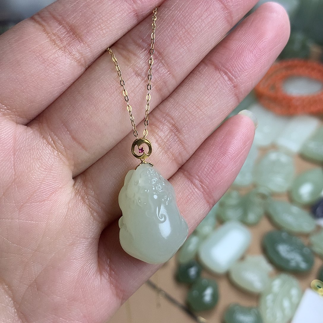 和田玉吊坠18K金镶嵌