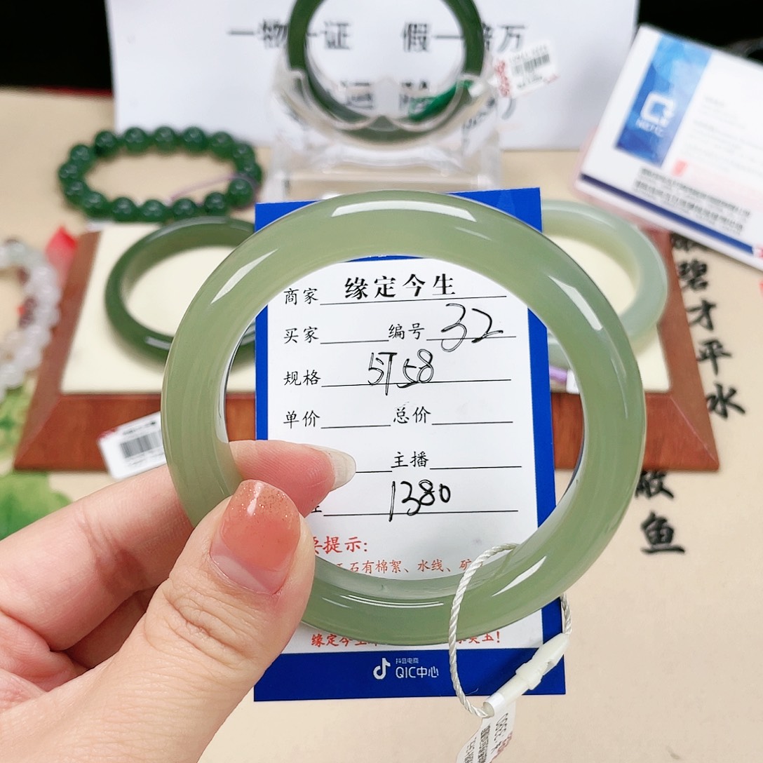 和田玉手镯未镶嵌