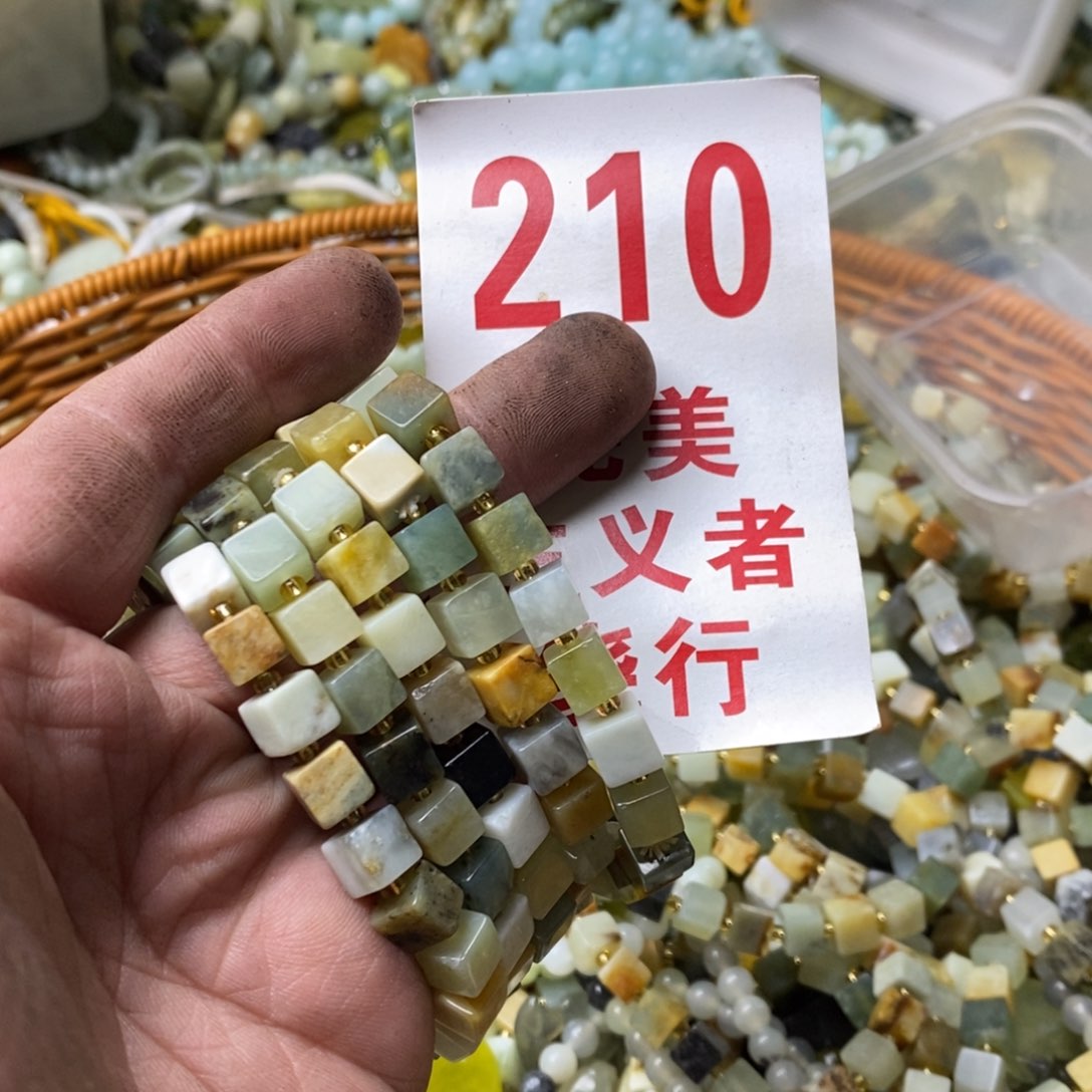 蛇纹石玉挂坠未镶嵌