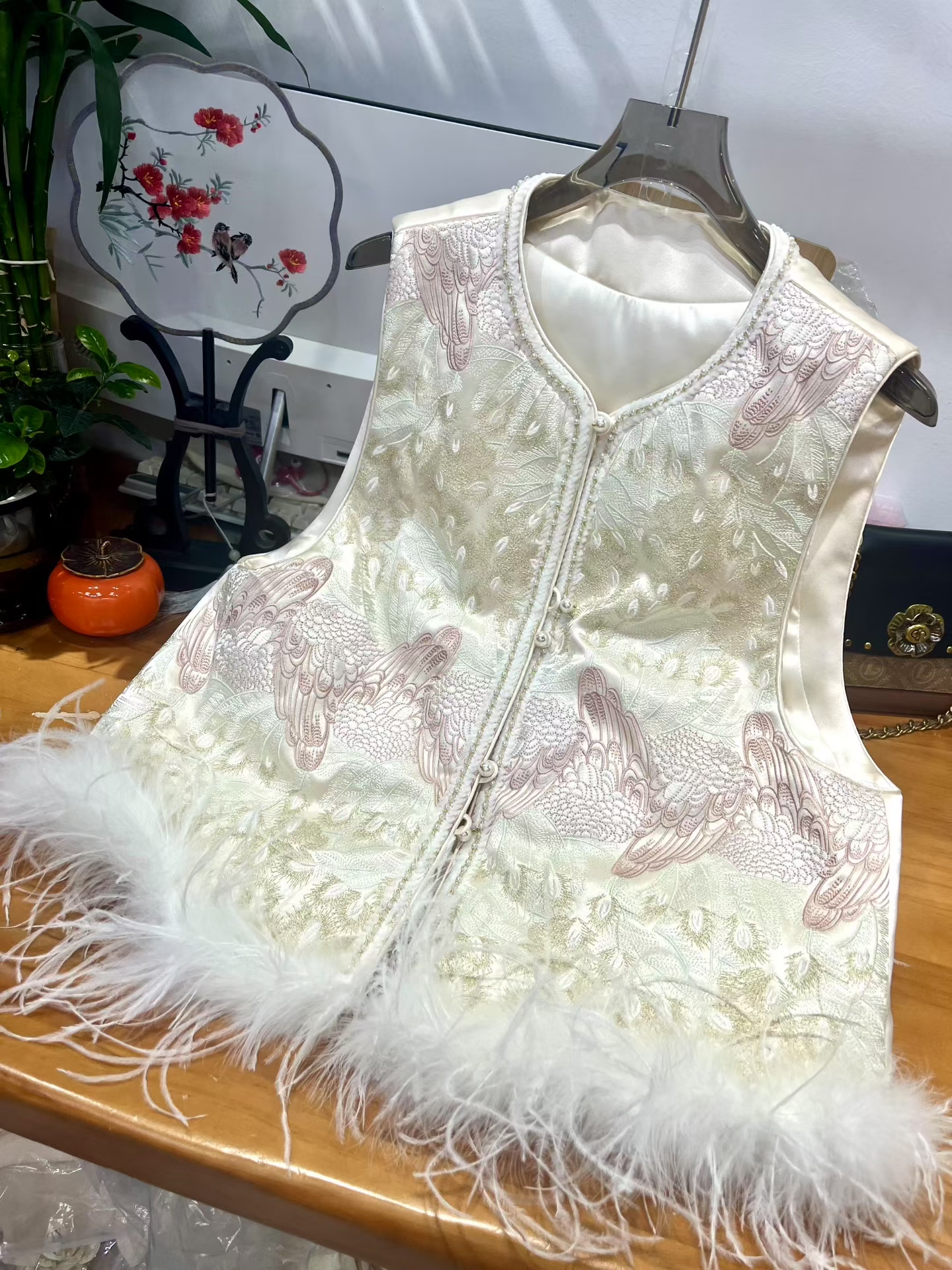 藏月深圳高货重磅醋酸满绣驼鸟毛新中式国风棉马夹马甲女E3076390