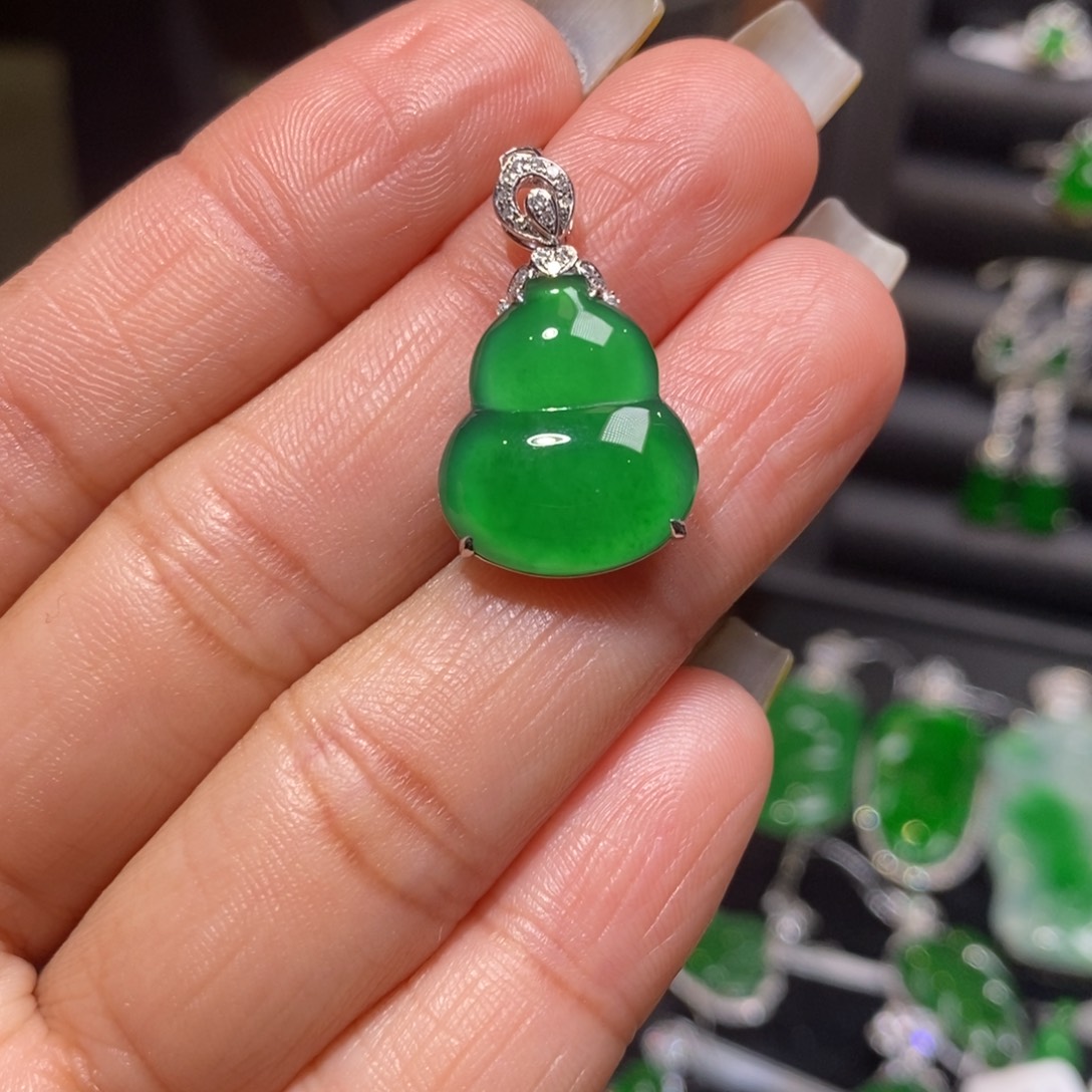 翡翠颈饰18K金镶嵌葫芦吊坠