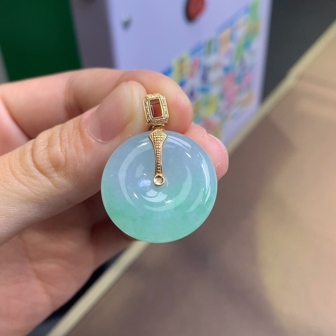 翡翠18K金镶嵌颈饰翡翠