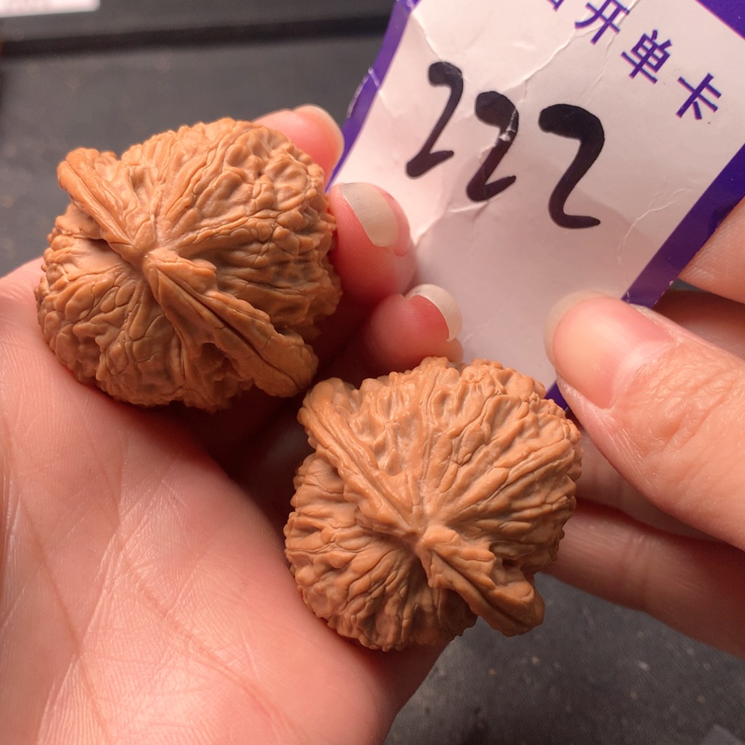 文玩核桃吊坠白狮子