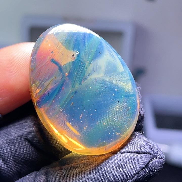 琥珀裸石未镶嵌。。