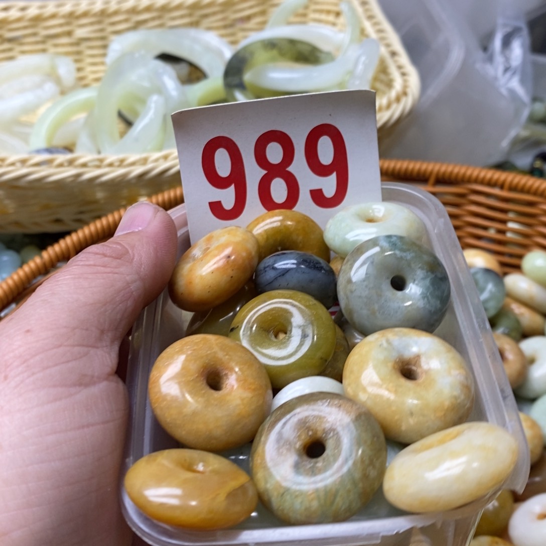 蛇纹石玉挂坠未镶嵌