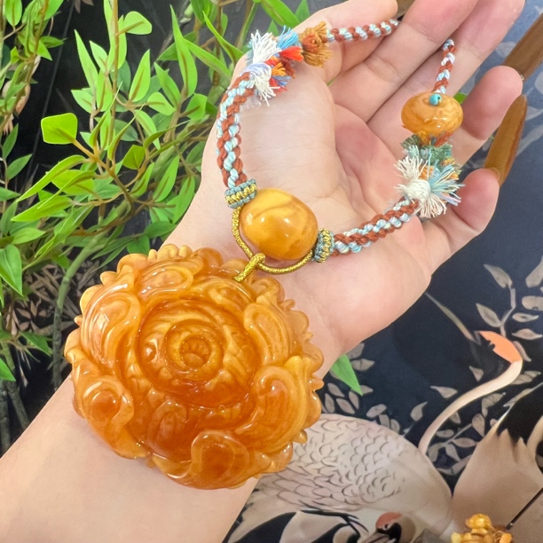天然琥珀蜜蜡牡丹花时尚雕刻花开富贵颈饰