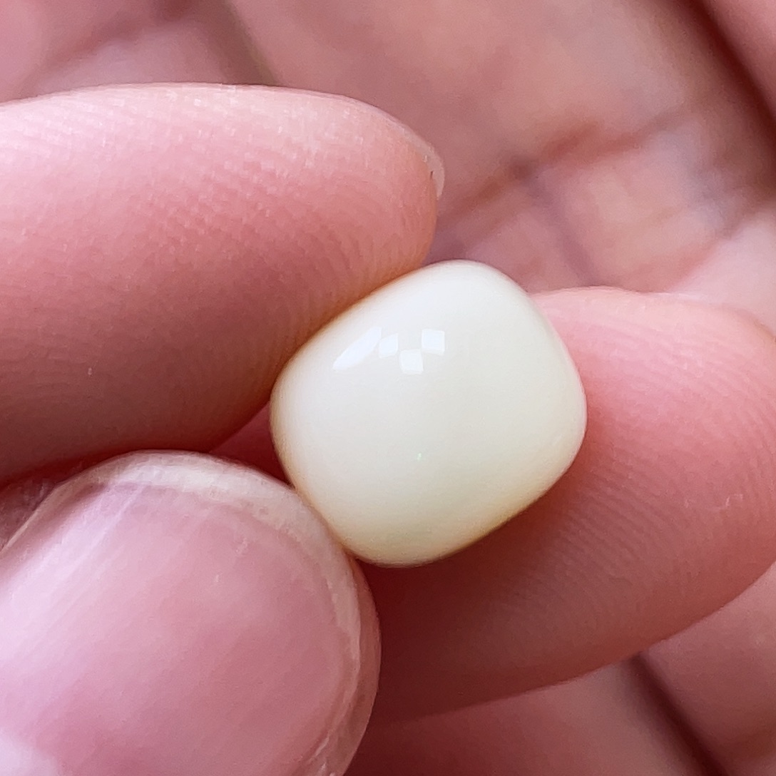 未镶嵌琥珀裸石微**她9.6*8.2mm瓷白浓蜡