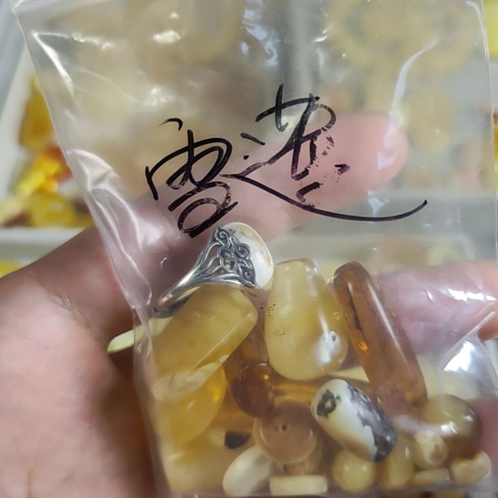 文***妇未镶嵌琥珀裸石。。。