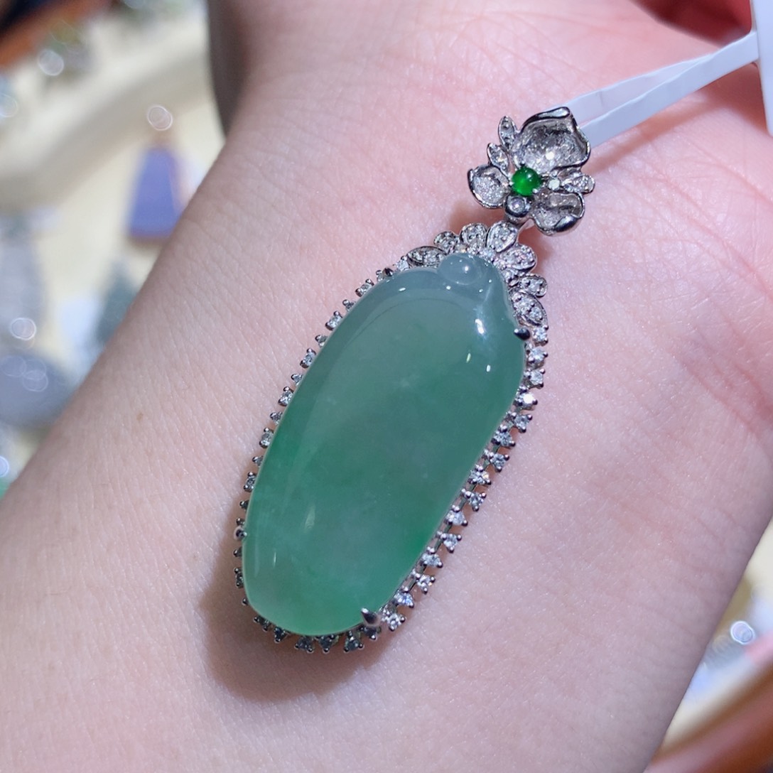 翡翠18K金镶嵌颈饰翡翠