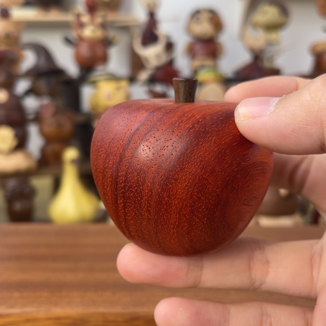 木两颗五公分苹果