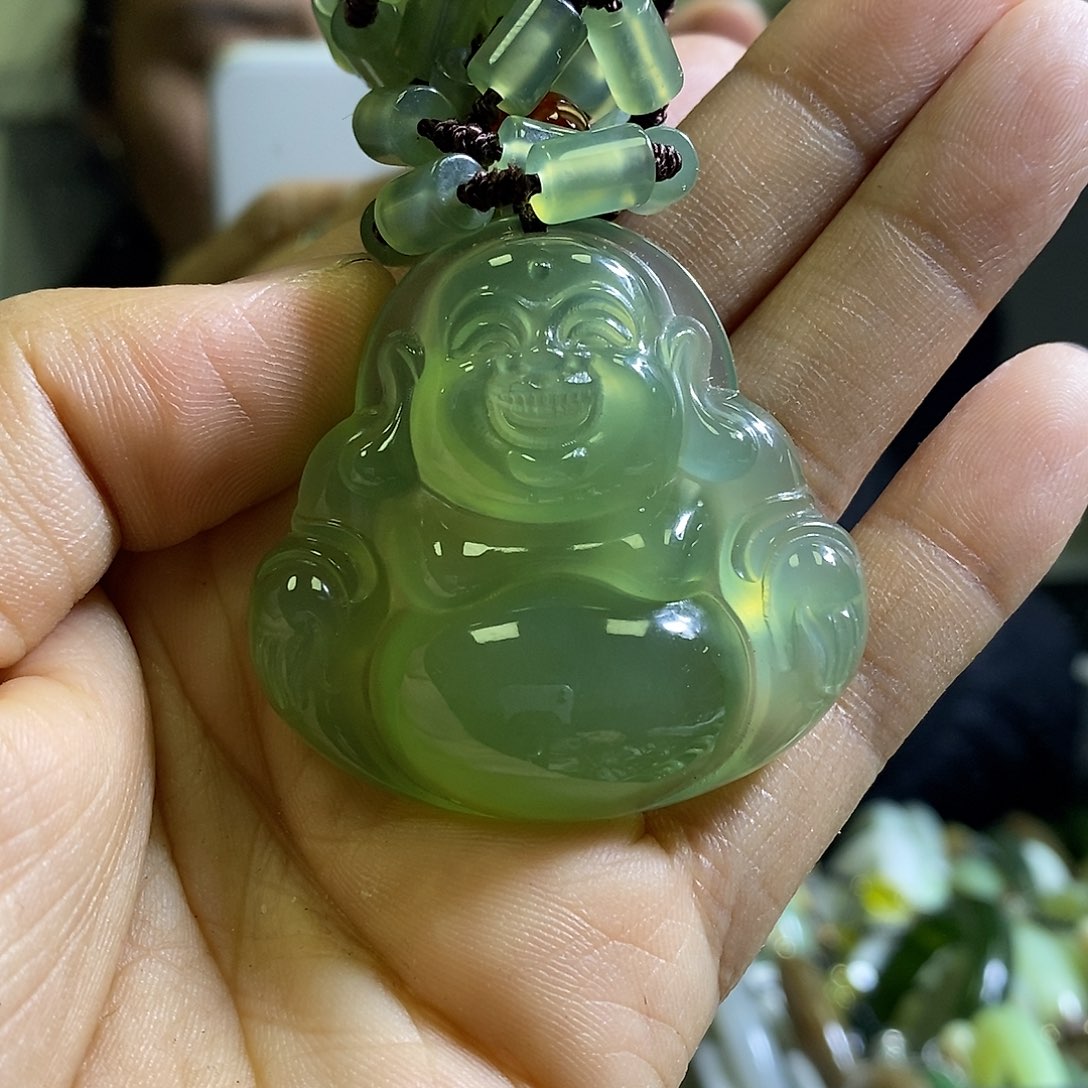 岫玉未镶嵌颈饰一个