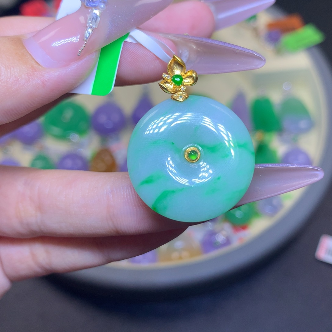 翡翠18K金镶嵌颈饰