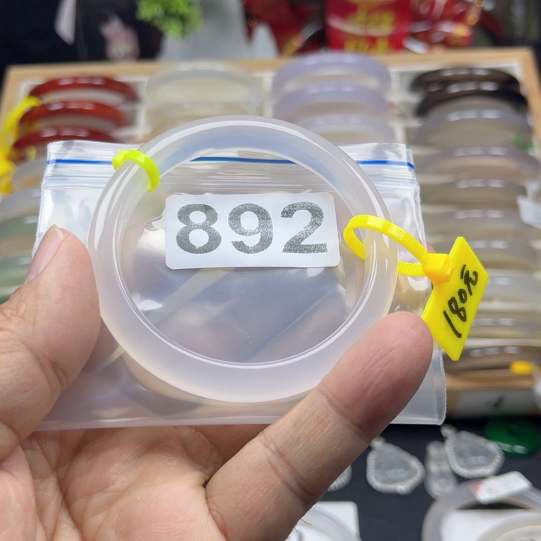 玛瑙/玉髓手镯未镶嵌不*道