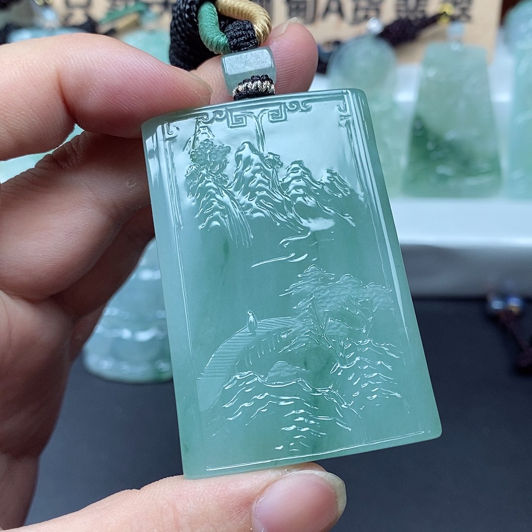 翡翠未镶嵌颈饰知*翡翠