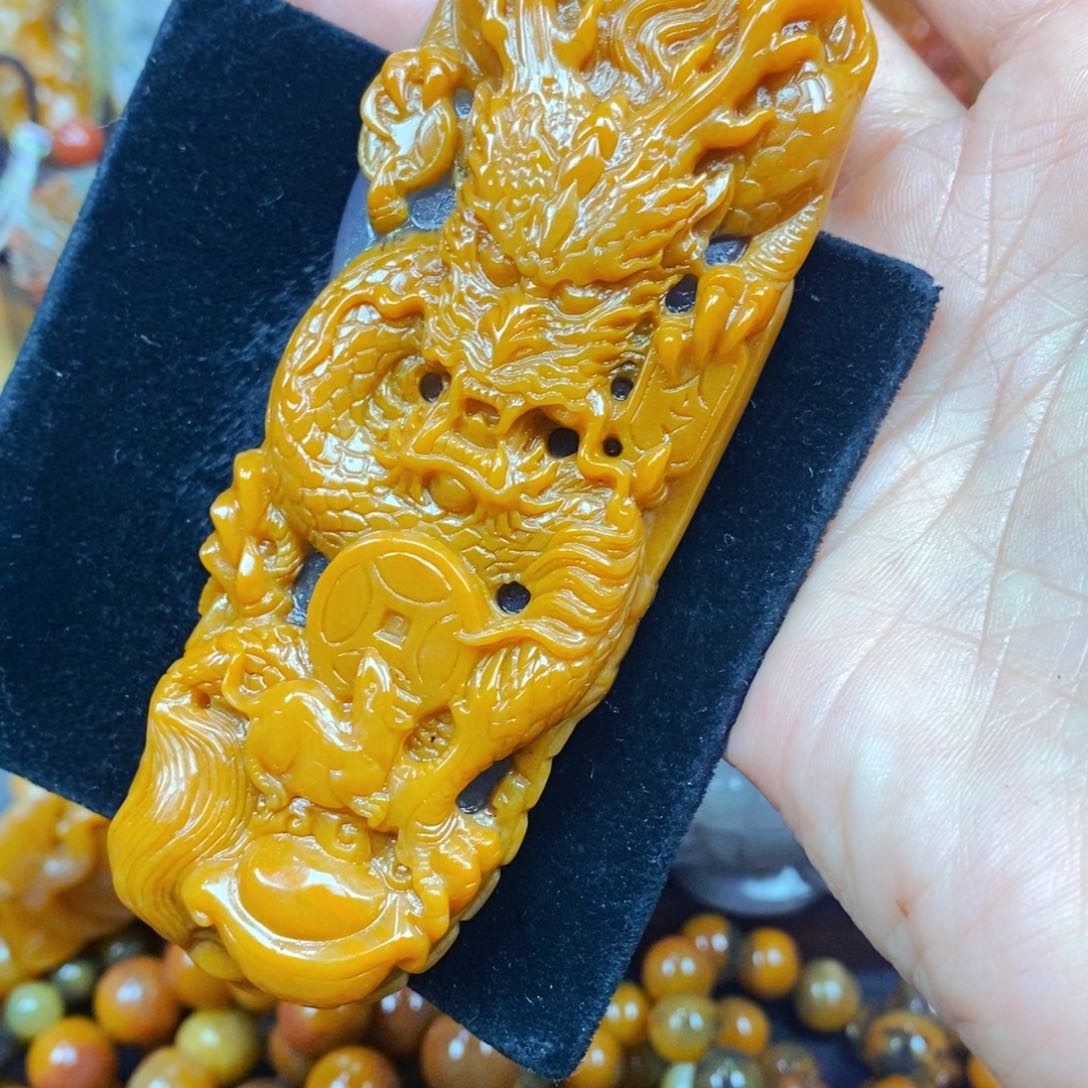 未镶嵌石英质玉（黄龙玉）颈饰