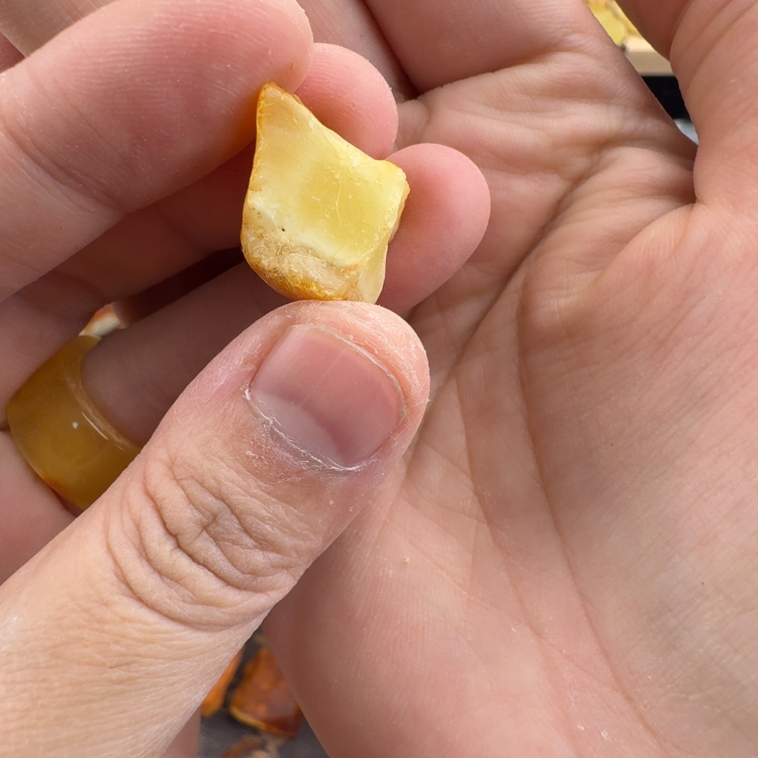 李***门琥珀未镶嵌裸石2.3克