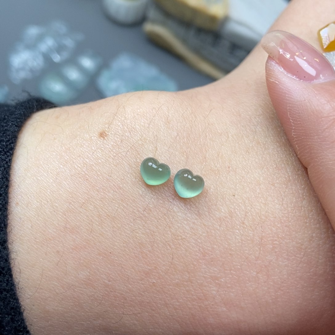 定制翡翠未镶嵌翡翠晴绿心