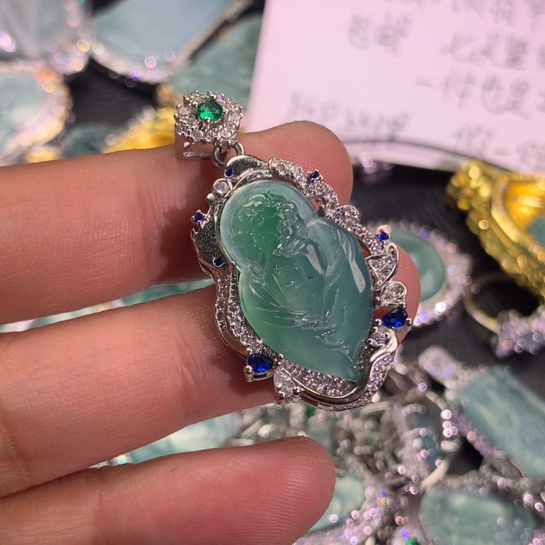 翡翠颈饰未镶嵌天使