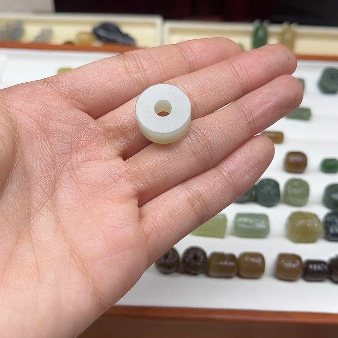 双***椒和田玉未镶嵌珠宝半成品