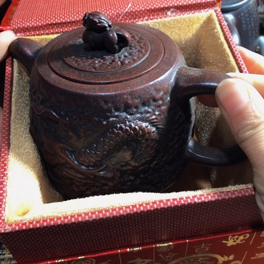 紫砂茶壶原矿泥料手工制作紫砂壶。