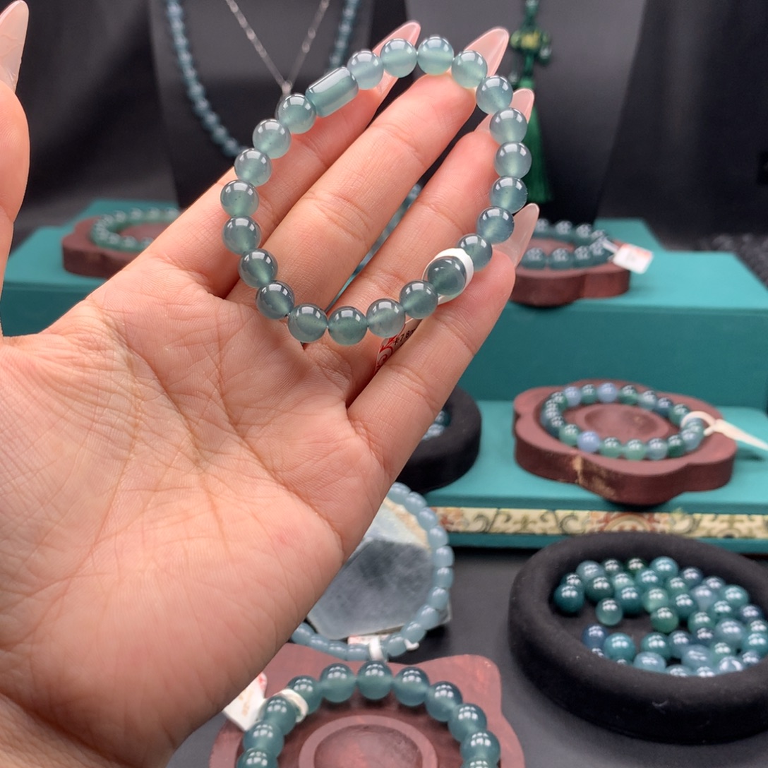 小***。翡翠未镶嵌手链卡7.8mm冰蓝圆珠