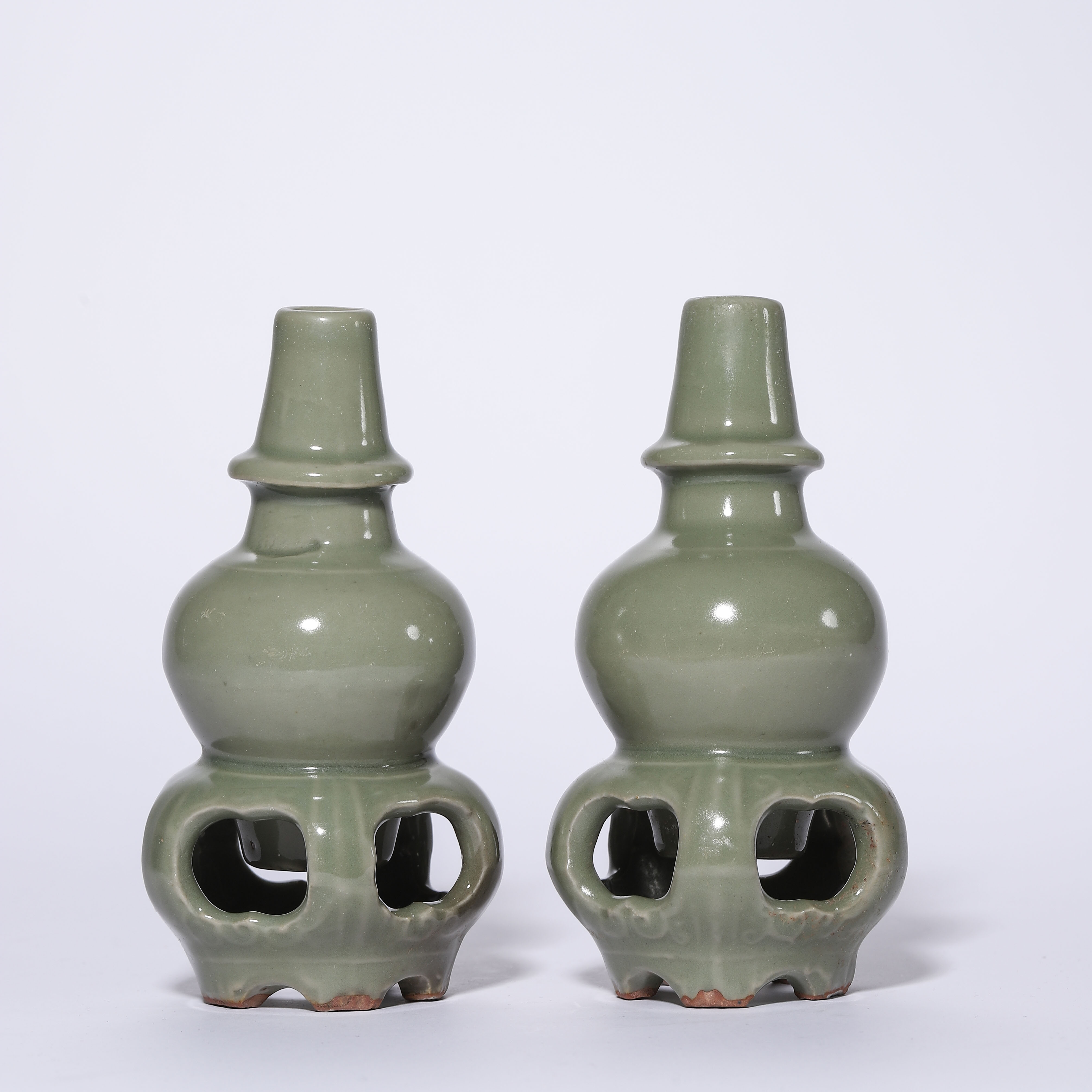 Lot26 明代 青釉吉字连座瓶一对【古董拍卖】