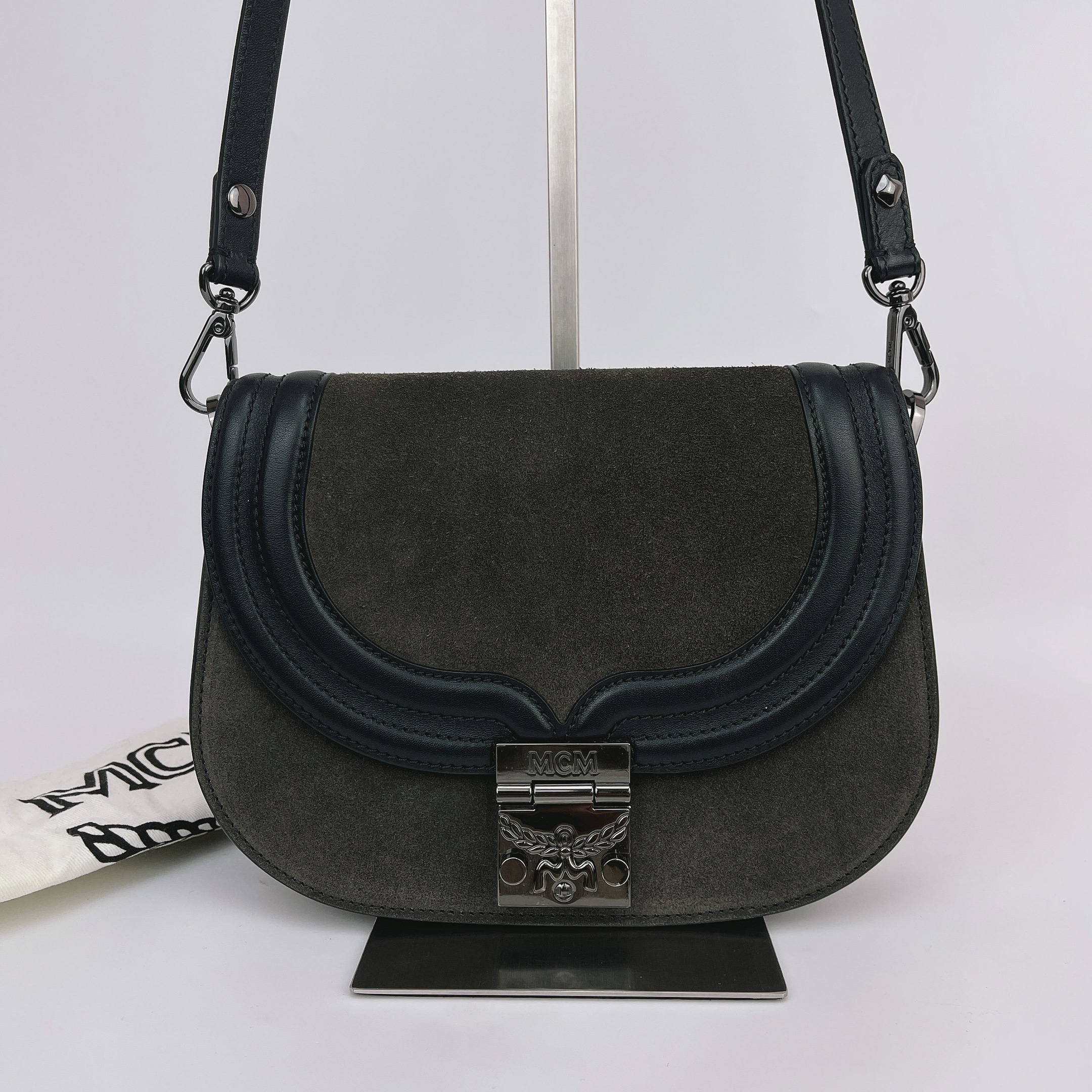 95新 MCM MCM 灰色麂皮拼皮单肩包底长23 O565