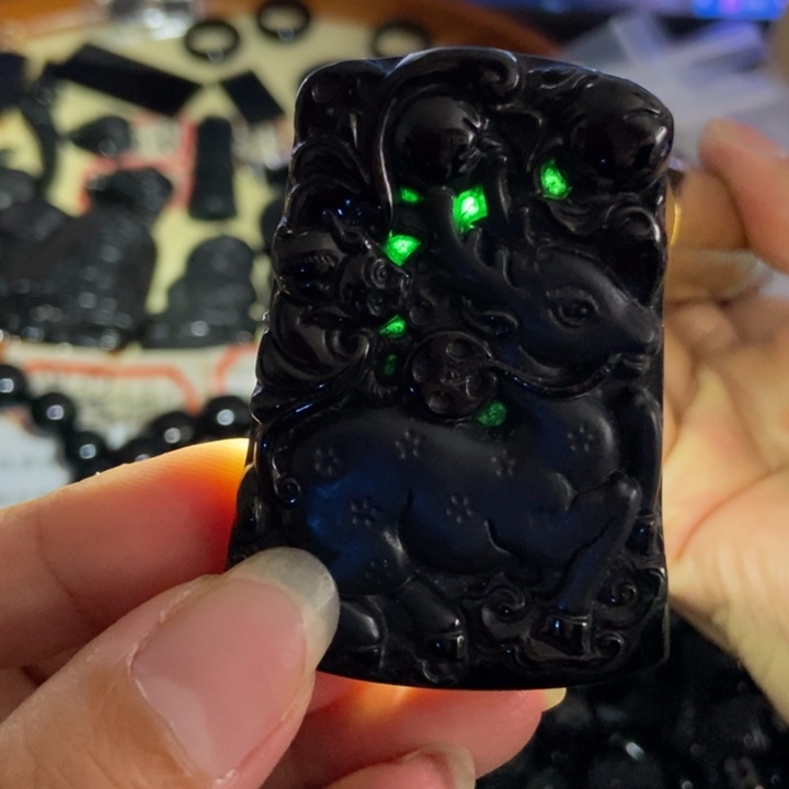 翡翠未镶嵌颈饰小鹿