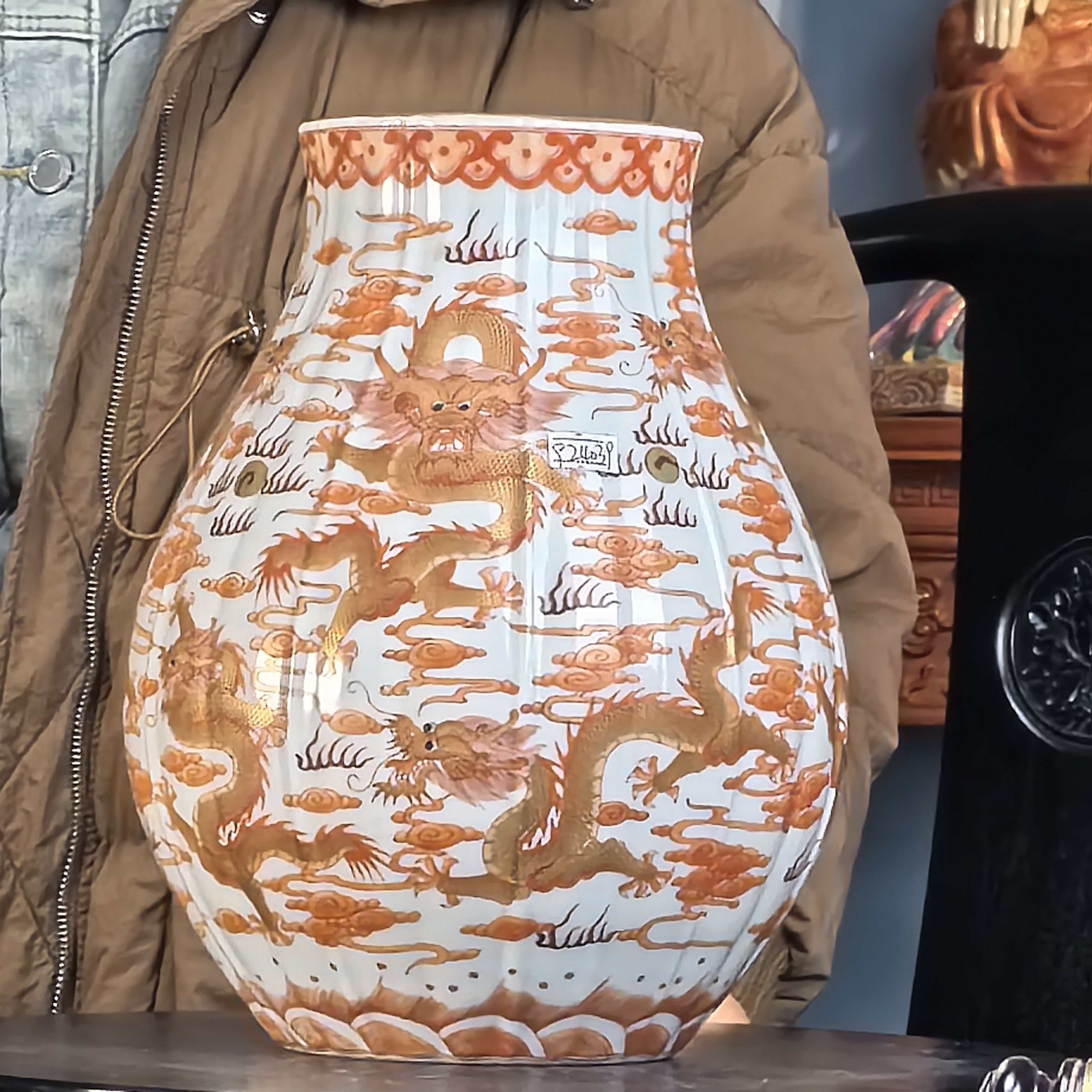 清 矾红描金祥云龙纹瓜棱尊