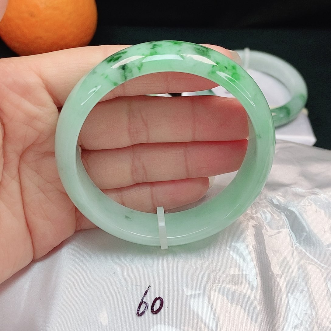 翡翠手镯未镶嵌正圈