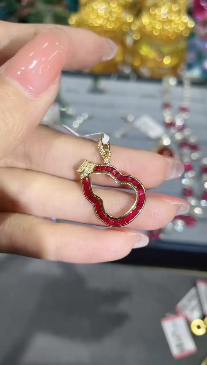 18K金镶嵌天然红宝石吊坠葫芦款