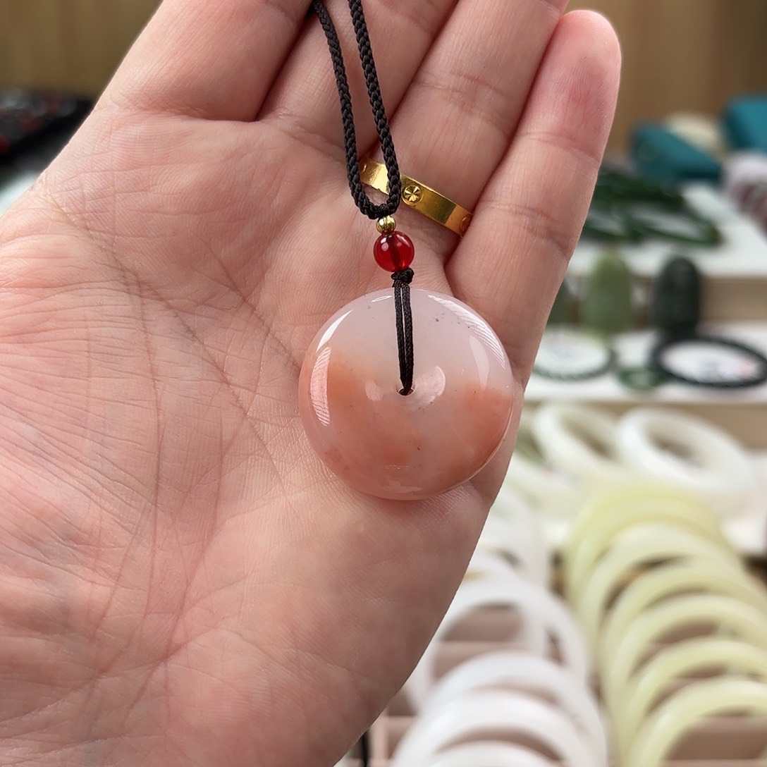 透闪石质玉颈饰未镶嵌