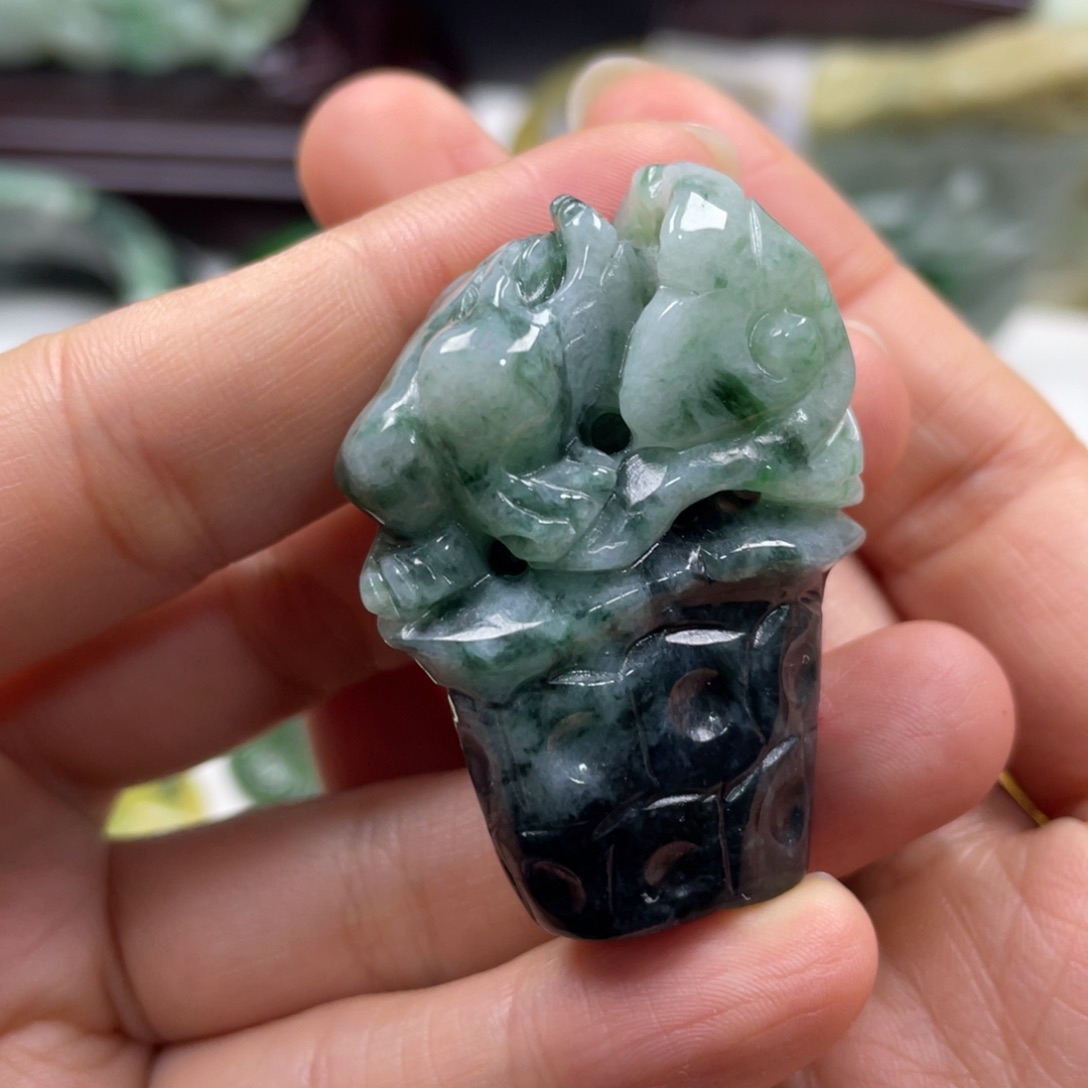 董***会翡翠未镶嵌颈饰牌子