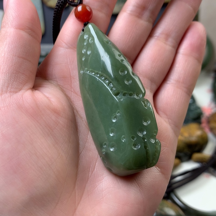 透闪石质玉挂件未镶嵌