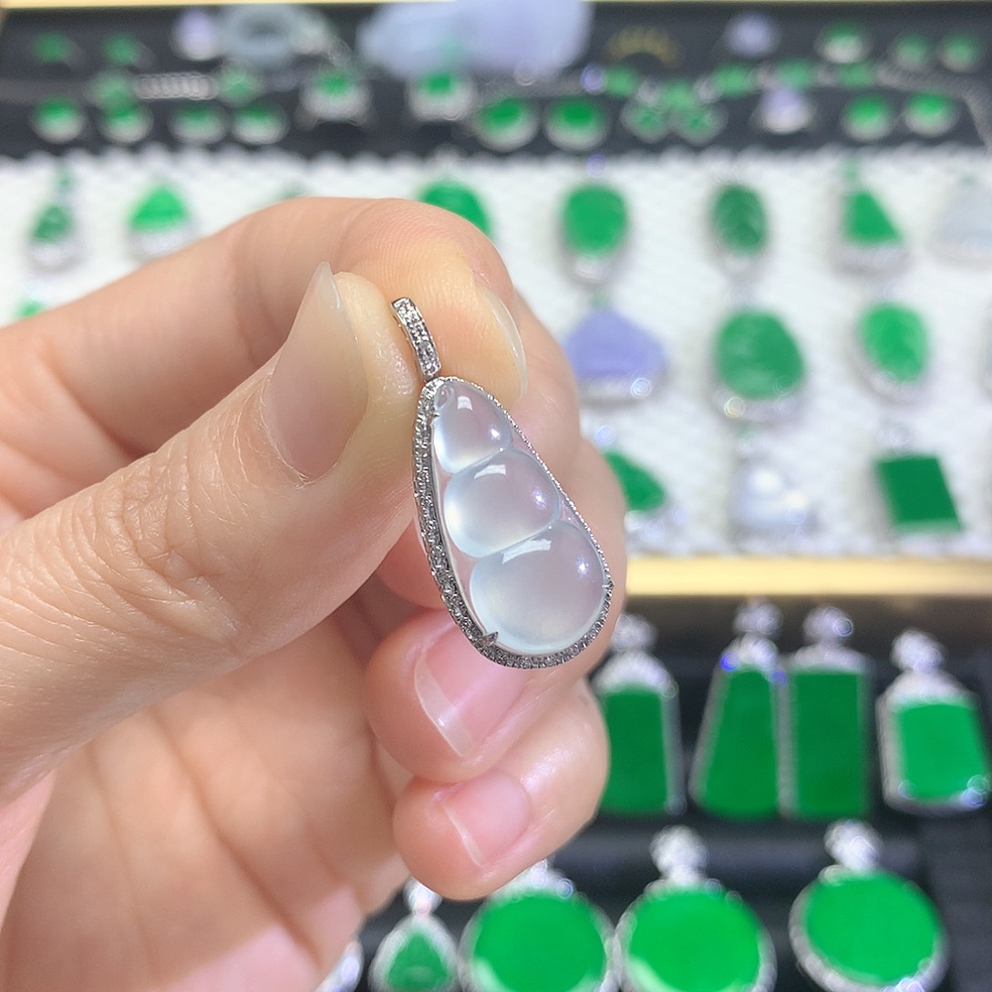 颈饰18K金镶嵌翡翠吊坠