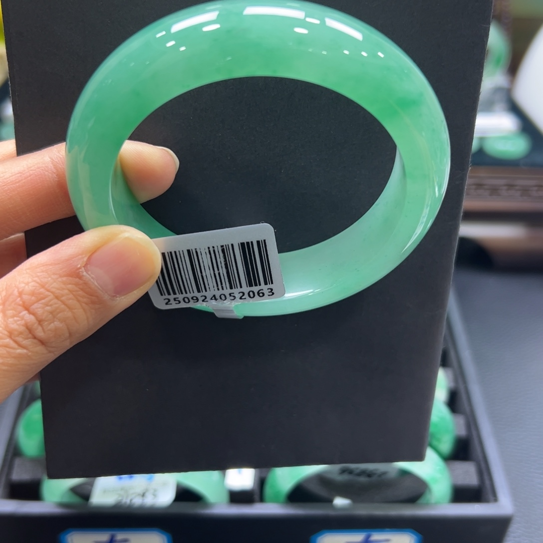 ****石英质玉未镶嵌手镯