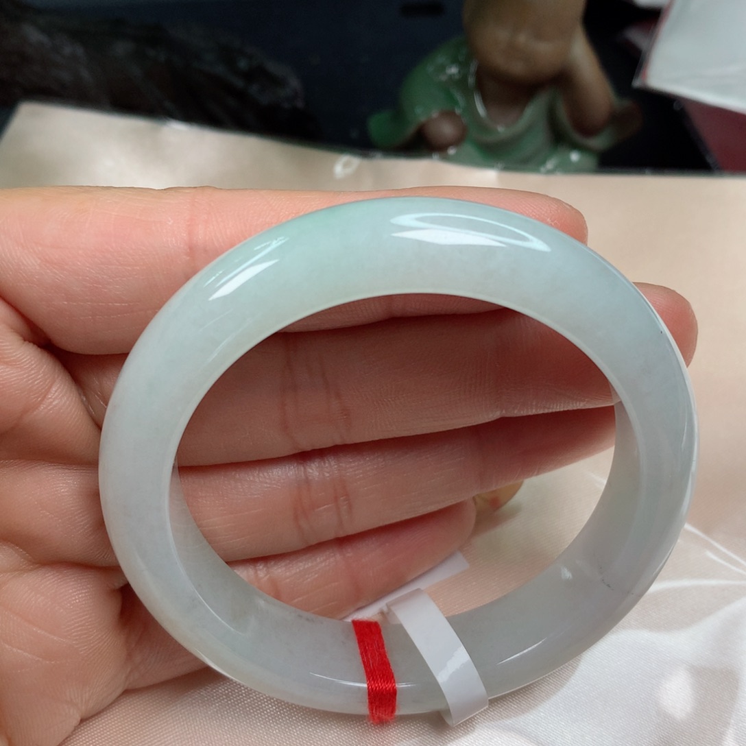 翡翠手镯未镶嵌……….