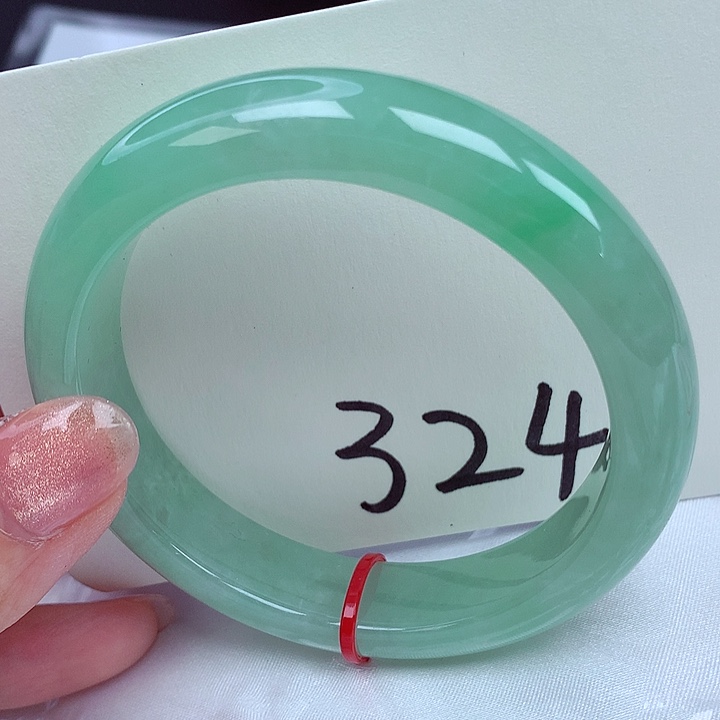 翡翠手镯未镶嵌翡翠